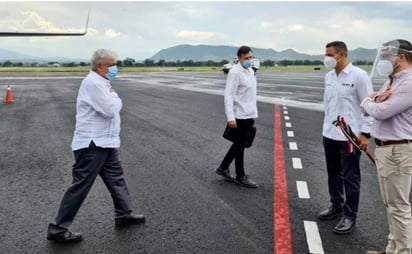 El presidente descendió del vuelo 2098 de Aeroméxico, saludó a la distancia al mandatario local, quien llevaba un bastón de mando, y subió a una camioneta. El titular del Ejecutivo comenzará este viernes una gira de trabajo por tres días en la entidad.
(TWITTER)