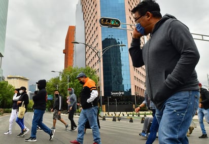 En conferencia de prensa desde las instalaciones del Campo Militar 28-A, el Ejecutivo federal indico que según cifras del Instituto Mexicano del Seguro Social (IMSS) en abril se perdieron 550 mil empleos, en mayo 340 mil y en junio 82 mil.
(ARCHIVO)