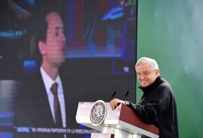 Durante su conferencia de prensa, en las instalaciones de la 28 Zona Militar, el jefe del Ejecutivo pidió al vocero de Presidencia, Jesús Ramírez leer los textos.
(EL UNIVERSAL)