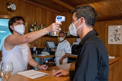 La región española de Cataluña, la más afectada por los brotes de coronavirus de las últimas semanas en el país, anunció este viernes importantes medidas restrictivas del ocio nocturno, como el cierre de discotecas y salas de fiesta, para intentar frenar la expansión de la pandemia. (ARCHIVO) 