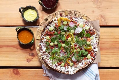 La tlayuda oaxaqueña es una tortilla de maíz dorada con un diámetro de aproximadamente 30 centímetros. (Instagram: @lacarretacabo)