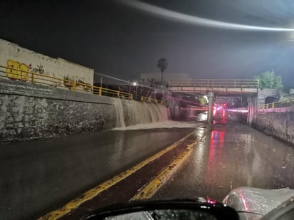 Fue en la parte sur en donde se registró la mayor caída de agua de lluvia, tanto que por espacio de 45 minutos se cerró a la circulación el desnivel del bulevar Miguel Alemán llamado 11-40, al igual que el ubicado en la calle Urrea, los cuales fueron desguados.
(EL SIGLO DE TORREÓN)