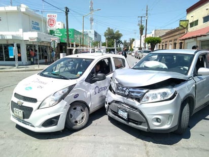 Ambas unidades involucradas en el accidente vial resultaron con daños materiales de consideración. (EL SIGLO DE TORREÓN)