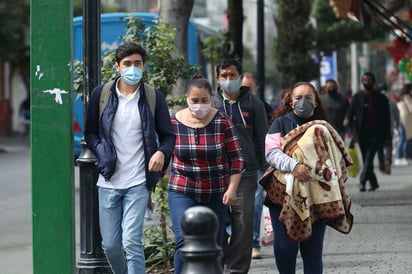 Tras la reciente confirmación de la Organización Mundial de la Salud (OMS) de que la transmisión del nuevo coronavirus es posible a través de partículas de aerosol, que quedan suspendidas en el aire, especialmente en lugares cerrados, el uso de cubrebocas resulta imprescindible para contener la propagación de la enfermedad. (ARCHIVO) 