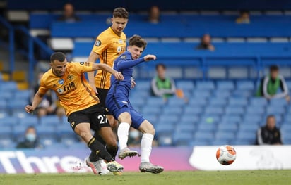 El triunfo permitió al Chelsea no depender de resultados de terceros para asegurar su pase a la Champions, pero dejó fuera de Europa, de forma momentánea, a Raúl Jiménez y a su Wolves. (EFE)