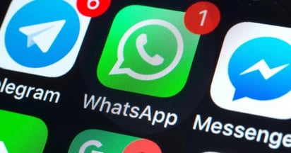 Tanto en iPhone como en Andorid se puede configurar que el flash de tu cámara parpadeé varias veces al recibir una alerta nueva. Así podrás tener un indicador más de que alguien te ha enviado un mensaje de WhatsApp en caso de que no puedas estar atento al sonido y vibración de tu teléfono, o de que lo tengas en modo silencio. (ESPECIAL) 