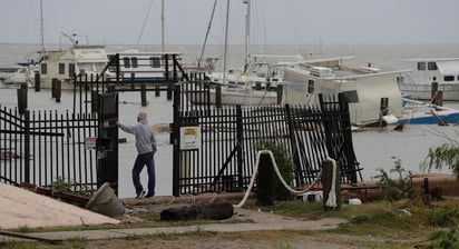 La tormenta tropical 'Hanna' perdió este domingo potencia en su paso por el noreste de México tras tocar tierra en Estados Unidos este sábado, y se degradó a depresión, informó el Centro Nacional de Huracanes (NHC, en inglés). (AP)