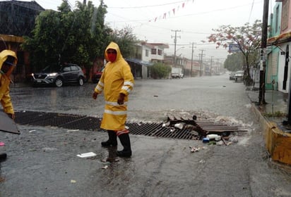 Las inundaciones en calles y avenidas, así como el crecimiento en el nivel de ríos, arroyos, y canalones de desagüe, debido a las intensas lluvias ocasionadas por la depresión tropical 'Hanna', provocaron que varias personas fueran arrastradas por corrientes de agua, pero fueron rescatadas con vida, con excepción de un menor que desde el sábado por la tarde permanece desaparecido tras caer al arroyo Topo Chico, informaron fuentes policiacas y de Protección Civil de Nuevo León. (TWITTER)