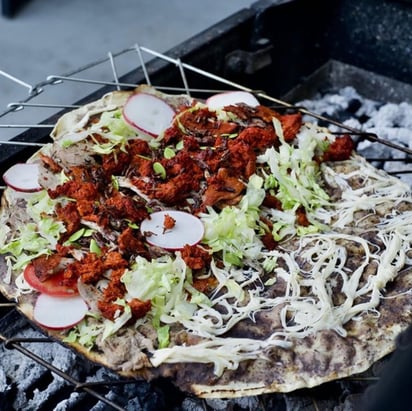 RECONOCIDAS. Las ‘Tlayudas’ ganaron el concurs de ‘Netflix Street Food Latinoamérica’. (TLAYUDAS EN PUEBLA)