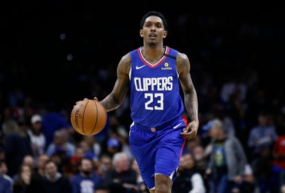 Lou Williams salió de la 'burbuja' para ir a un sepelio, pero antes visitó el centro nocturno. (ARCHIVO)