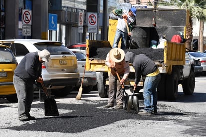 Es difícil mantener la plantilla de trabajadores si no se tiene obra. (ARCHIVO)