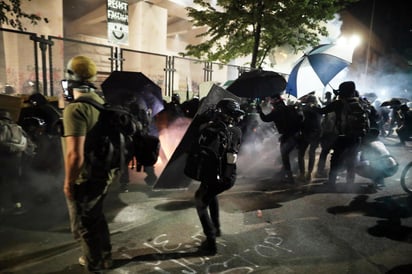 Manifestantes y fuerzas de seguridad se enfrentaron de nuevo en la madrugada. (EFE)