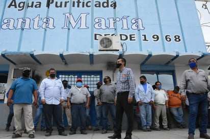 Trabajadores de Agua Santa María realizaron un plantón por falta del pago de sus prestaciones laborales. La empresa tampoco paga a Simas 25 millones que debe por seis años de consumo.