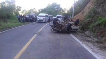 Este lunes al menos cinco personas perdieron la vida y diez más resultaron gravemente heridos, cuando el vehículo en el que viajaba volcó en la carretera federal 201, en el tramo Huixtla-Motozintla, al momento que el conductor intentó librar un bache en la carretera informaron fuentes oficiales y lugareños. (ESPECIAL)