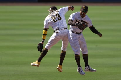 El campocorto de los Padres de San Diego, Fernando Tatis Jr. (23) celebra con Trent Grisham luego de vencer a los Diamondbacks. (AP)