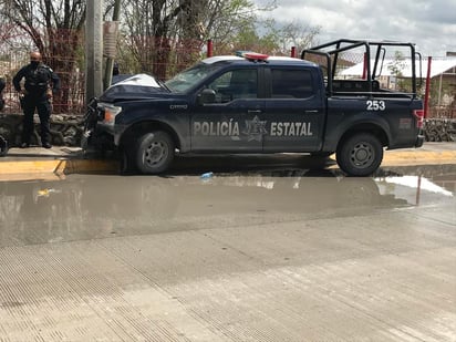 Una patrulla de la Policía Estatal se impactó contra un poste de concreto frente al Panteón Municipal de la ciudad de Gómez Palacio. (EL SIGLO DE TORREÓN)