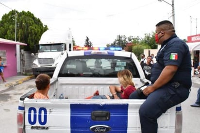 Dos mujeres agredieron a golpes a elementos de policía que arrestaron a un trailero que había golpeado a garrotazos la patrulla de los representantes de la ley y el orden.
(EL SIGLO COAHUILA)