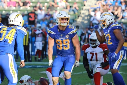 Joey Bosa se convirtió en el defensivo mejor pagado de la NFL al acordar una extensión de contrato de 5 años y 135 millones de dólares. (ESPECIAL)