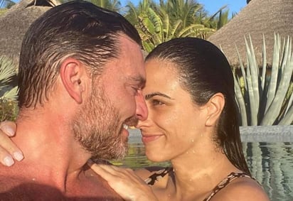 En la imagen, Julián Gil y Valeria Marín se muestran totalmente enamorados. (INSTAGRAM) 