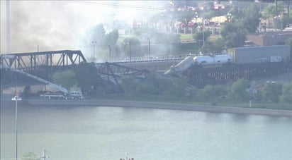 Las llamas consumieron parte de la madera que forma parte de la estructura del puente, lo que se piensa generó el colapso de éste sobre el lago de Tempe en Arizona (ESPECIAL) 