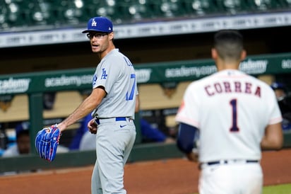 Joe Kelly (i) intercambia palabras con Carlos Correa tras poncharlo en el duelo del martes. (AP)