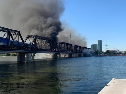 El fuego sí se propagó rápidamente casi hasta la mitad del puente, aunque no abarcó la totalidad del extenso ferrocarril. (EFE) 