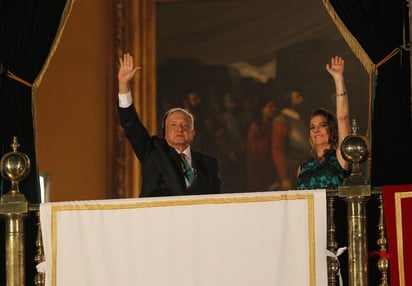 En la ceremonia del Grito de Independencia de la noche del 15 de septiembre se permitirá que, guardando sana distancia por la contingencia sanitaria del coronavirus, haya 500 personas en la plancha del Zócalo. (ARCHIVO)