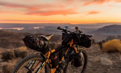 El joven recorrió en su bicicleta un viaje de aproximadamente 700 kilómetros, ayudado por algunos camioneros para llegar a su destino (ESPECIAL) 