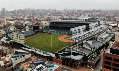 La novena de Chicago no será apreciada por aficionados desde las butacas del Wrigley Field, pero sí desde los techos aledaños con vista directa al diamante. (ARCHIVO)