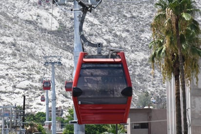 Las góndolas del Teleférico de Torreón volvieron a recorrer el cielo hasta alcanzar el cerro de las Noas y de regreso a la calle Treviño, lo que causó sorpresa y expectativa en cuanto a si reanudaría ya operaciones el paseo público, en el marco de la pandemia por COVID-19, pero no es así. (ARCHIVO) 