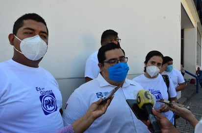 Jóvenes panistas estuvieron este jueves regalando a la población cubrebocas y gel en el centro de Gómez Palacio. Realizarán estas medidas durante las próximas semanas gracias a estos materiales proporcionados por el Comité Directivo Municipal del PAN. (ARCHIVO)