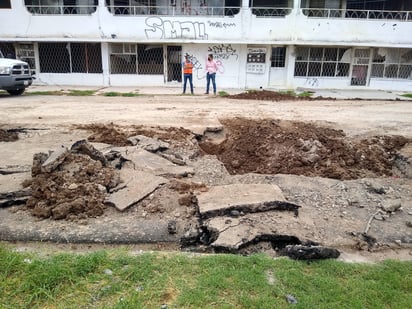 El pasado fin de semana un tramo de 50 metros de asfalto en la avenida Victoria, entre las calles Querétaro y Zacatecas, se hundió.