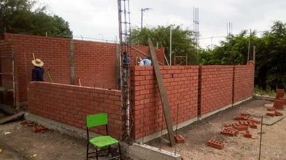 Los trabajos para mejorar la infraestructura de las escuelas comprenden techumbres, bardas perimetrales, aulas y sanitarios. (EL SIGLO DE TORREÓN)