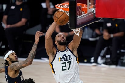 Como si fuera una broma del destino, Rudy Gobert, el primer infectado de la NBA, fue el héroe del Jazz. (AP)