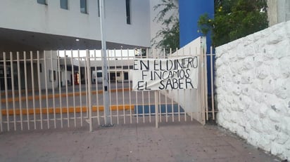 Los alumnos de UAdeC dejaron lonas en la coordinación en protesta por los costos de inscripción y reinscripción.