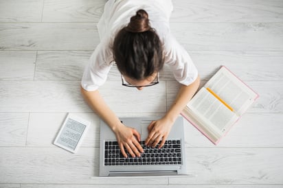 Procura tener buena iluminación, un escritorio y silla cómodos, además de una conexión a internet adecuada para estudiar tranquilo. (ARCHIVO)