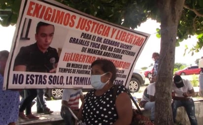 La audiencia tuvo lugar en un juzgado adscrito al centro penitenciario El Canelo, del municipio de Chiapa de Corzo. Afuera del inmueble se congregaron decenas de personas, entre familiares y compañeros de trabajo, en apoyo y solidaridad al galeno.
(EL UNIVERSAL)