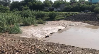 La acumulación de agua de los últimos días generada por la cola del huracán Hanna provocó el desbordamiento de arroyos en el cerro de la gloria que alimentan el caudal del río Monclova.