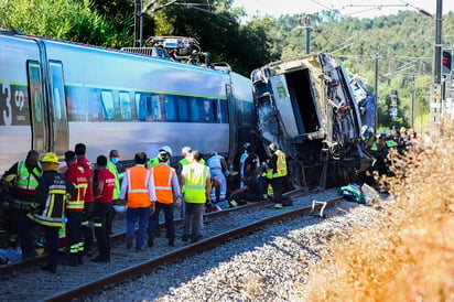 El tren es un Alfa Pendular, que puede alcanzar los 220 kilómetros por hora, aunque medios locales apuntan a que iba a menos velocidad porque acababa de realizar una parada. (EFE)