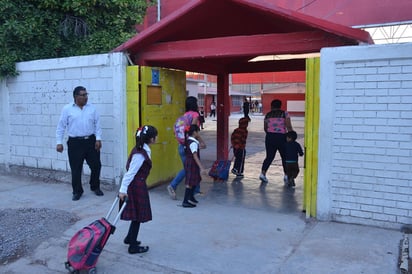 Para el sector público, en los niveles primaria, secundaria y preparatoria las clases presenciales se llevarían a cabo con un 25 por ciento de los alumnos, quienes asistirían un día a la semana. (ARCHIVO)