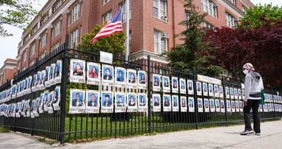 Nueva York presentó este viernes su plan para la reapertura de las escuelas públicas, que combinarán clases presenciales y a distancia, pero adelantó que los estudiantes no volverán a los colegios si la tasa de pruebas positivas llega al 3 % en la ciudad. (ARCHIVO) 