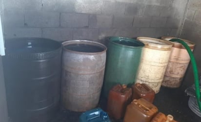 En el lugar, fueron encontrados cinco contenedores de 200 litros y algunos yogas de 20 litros cada una, mismos que contenían diesel; además, había una bomba hidráulica con mangueras de entrada y salida.
(ESPECIAL)