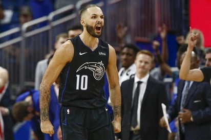  El escolta alero francés Evan Fournier, con 24 puntos, encabezó el ataque de los Magic de Orlando en la cómoda victoria que lograron este viernes por 128-118 ante los diezmados Nets de Brooklyn. (CORTESÍA)