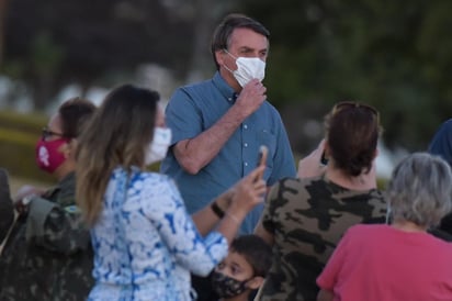 El presidente de Brasil, Jair Bolsonaro, volvió a desafiar este viernes la pandemia del nuevo coronavirus SARS-CoV-2 y alentó a sus seguidores a 'enfrentar' un virus que ya deja cerca de 100,000 muertes en el país. (ARCHIVO)