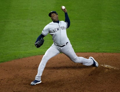 El taponero Aroldis Chapman recibió permiso para volver al Yankee Stadium tras contraer coronavirus, y tenía previsto practicar algunos lanzamientos el viernes, antes de que Nueva York recibiera a los Medias Rojas de Boston. (ARCHIVO)