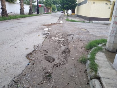 Con la lluvia se generaron hundimientos en la zanja donde se colocó la tubería del agua, incluso en el tramo donde se colocó el asfalto.