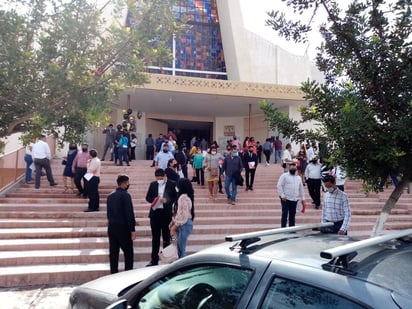 La ceremonia se ofrecía en la parroquia de San José de avenida Bravo y calle Niños Héroes, con motivo de graduación de 80 estudiantes del Bachillerato Técnico Industrial de La Laguna, quienes se encontraban acompañados por sus padres.
(EL SIGLO DE TORREÓN)