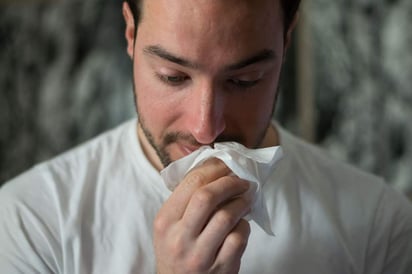 Un buen jugo antigripal, un té de hierbas o un caldo de pollo te pueden ayudar a sentirte mucho mejor en caso de que tengas síntomas leves. (ARCHIVO)