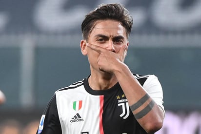 Paulo Dybala, delantero campeón de Italia con el Juventus Turín, recibió este sábado, en los prolegómenos del partido liguero de la última jornada contra el Roma, el premio de mejor jugador del mes de julio en el campeonato italiano de fútbol. (ARCHIVO)