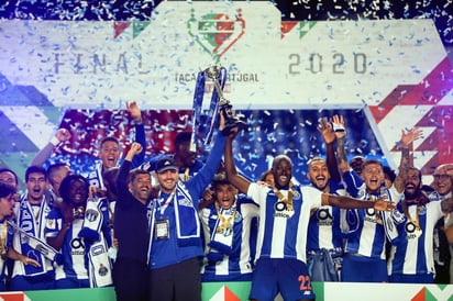 El Porto logró hoy su segundo título de la temporada tras la liga, la Copa de Portugal, gracias al doblete del congoleño Mbemba, salvador de un equipo que quedó en la primera mitad con 10 tras dos imprudencias del colombiano Luis Díaz pero terminó venciendo al Benfica por 2-1. (ARCHIVO)